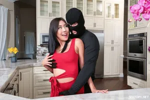 Anh chồng nhút nhát đưa vợ cho sếp địt vì sợ bị sa thải