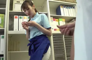 Cô gái mặc quần short táo bạo để lộ âm hộ trước ống kính và thủ dâm cho đến khi lên đỉnh